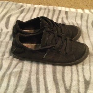 Black Roxy slip one. Size 6.5.
